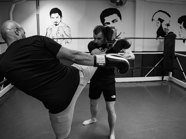 Kickboksen-heren-actie-zwart-wit